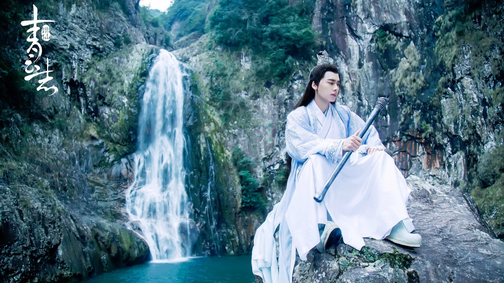 “快艇冲浪：速度与自由的完美碰撞在东三叉湖展开”